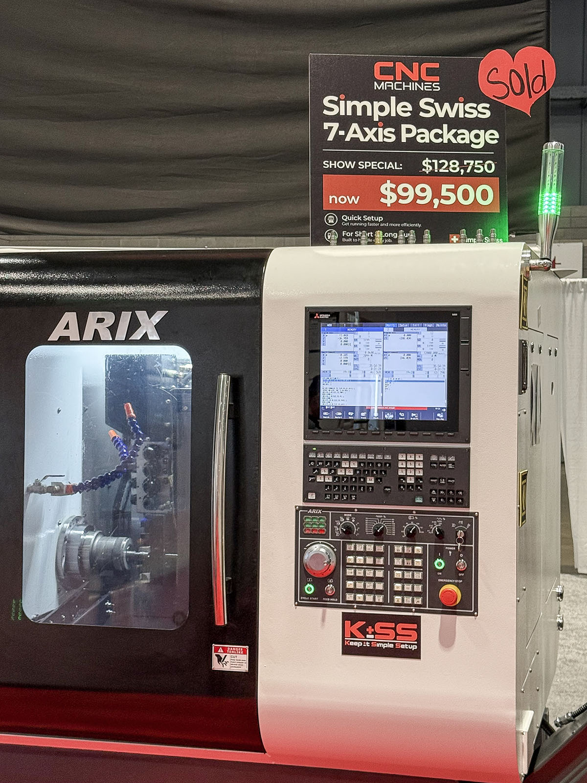 Vista aproximada do comando e da área de trabalho fechada da máquina ARIX TMS-42CL na IMTS 2026