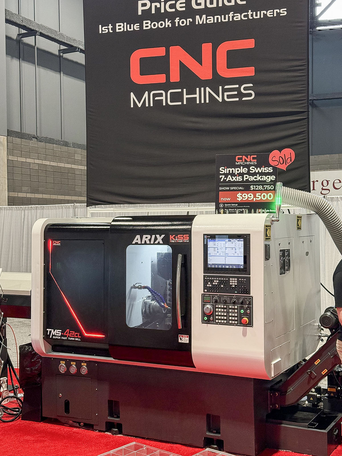Máquina de fresa-torno ARIX TMS-42CL exibida na IMTS 2026, com a cabine e o comando visíveis