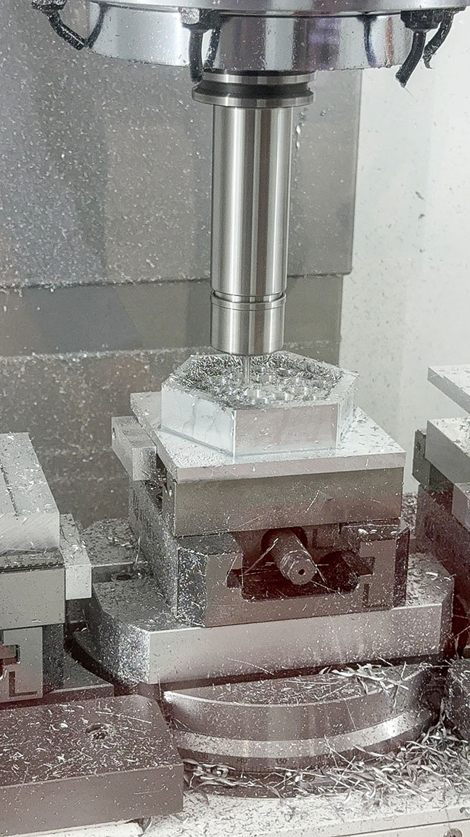 Fuso de fresamento CNC cortando uma peça de alumínio durante uma demonstração de usinagem ao vivo na IMTS 2026