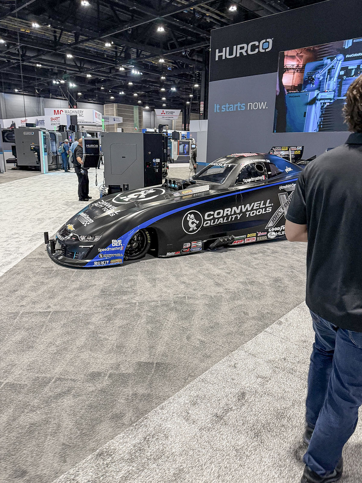 Carro de arrancada da Cornwell Quality Tools exposto no estande da Hurco na IMTS 2026
