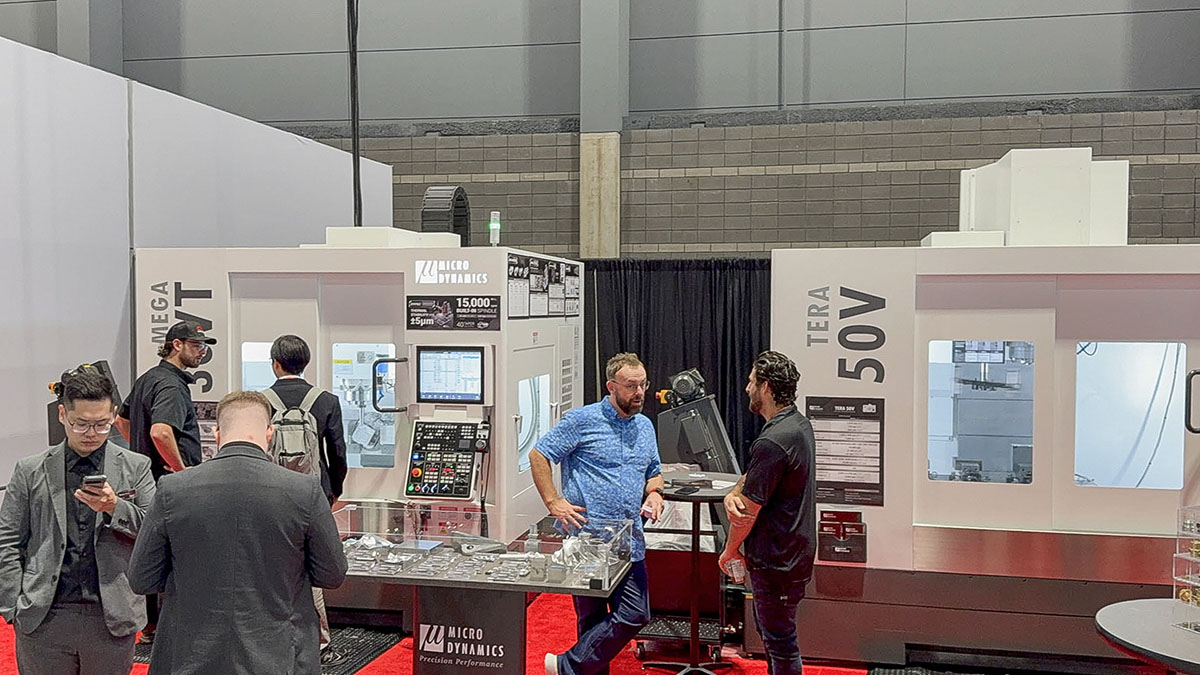 Máquinas Micro Dynamics MEGA 30VT e TERA 50V com visitantes no pavilhão da IMTS 2026