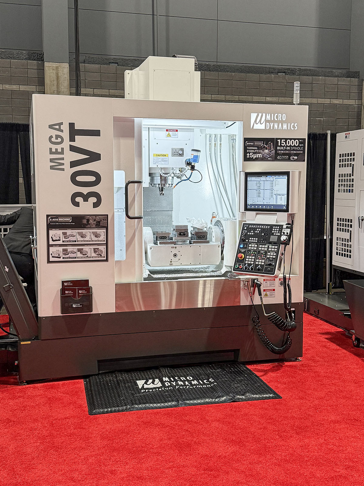 Vista frontal do centro de usinagem vertical de cinco eixos Micro Dynamics MEGA 30VT na IMTS 2026
