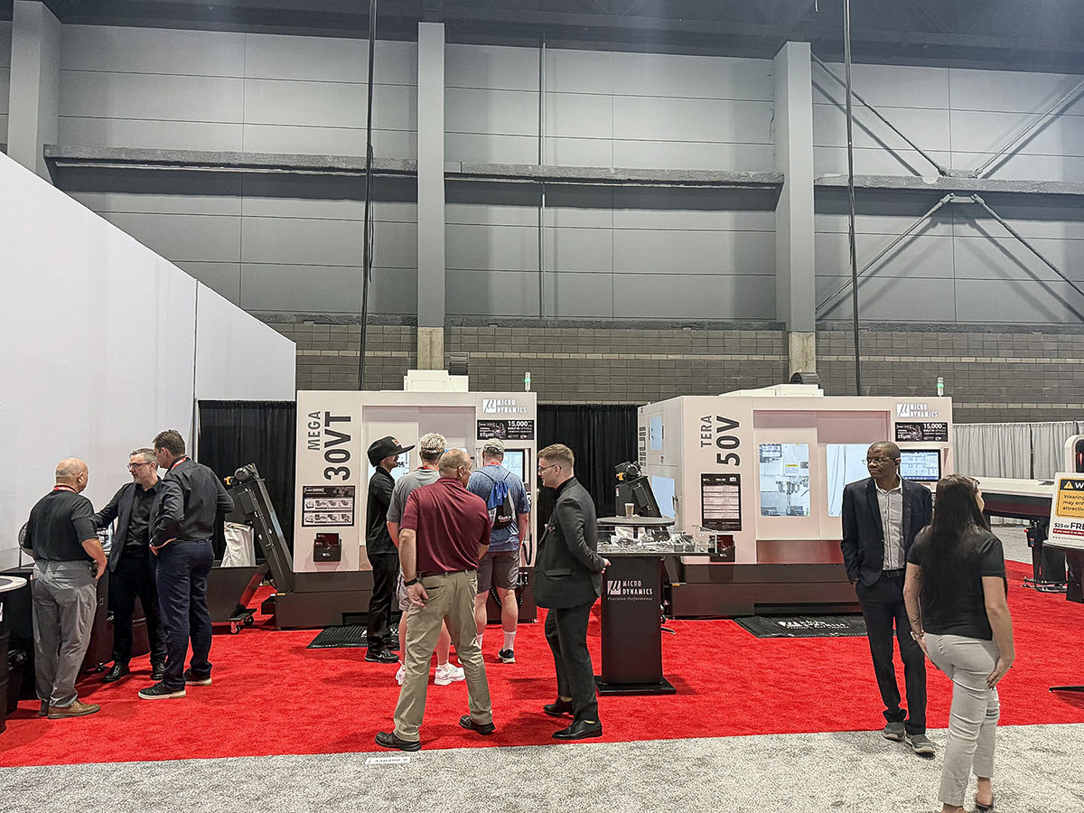 Visitantes em torno dos centros de usinagem Micro Dynamics MEGA 30VT e TERA 50V na IMTS 2026