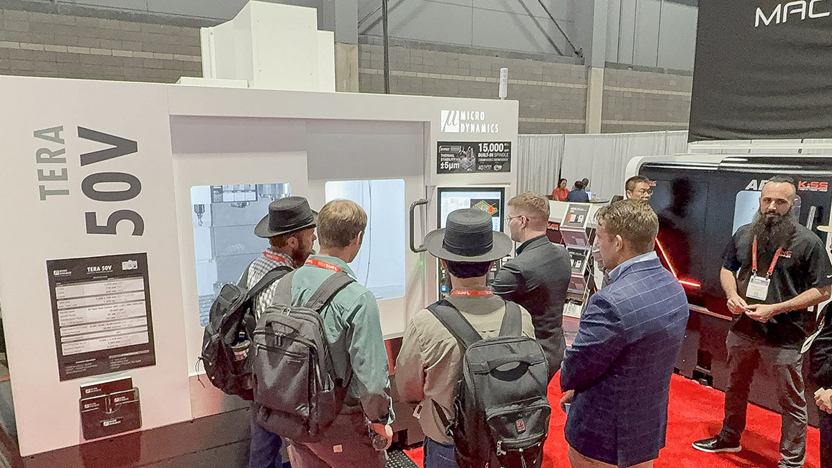 Participantes assistindo a uma demonstração de usinagem do Micro Dynamics TERA 50V na IMTS 2026