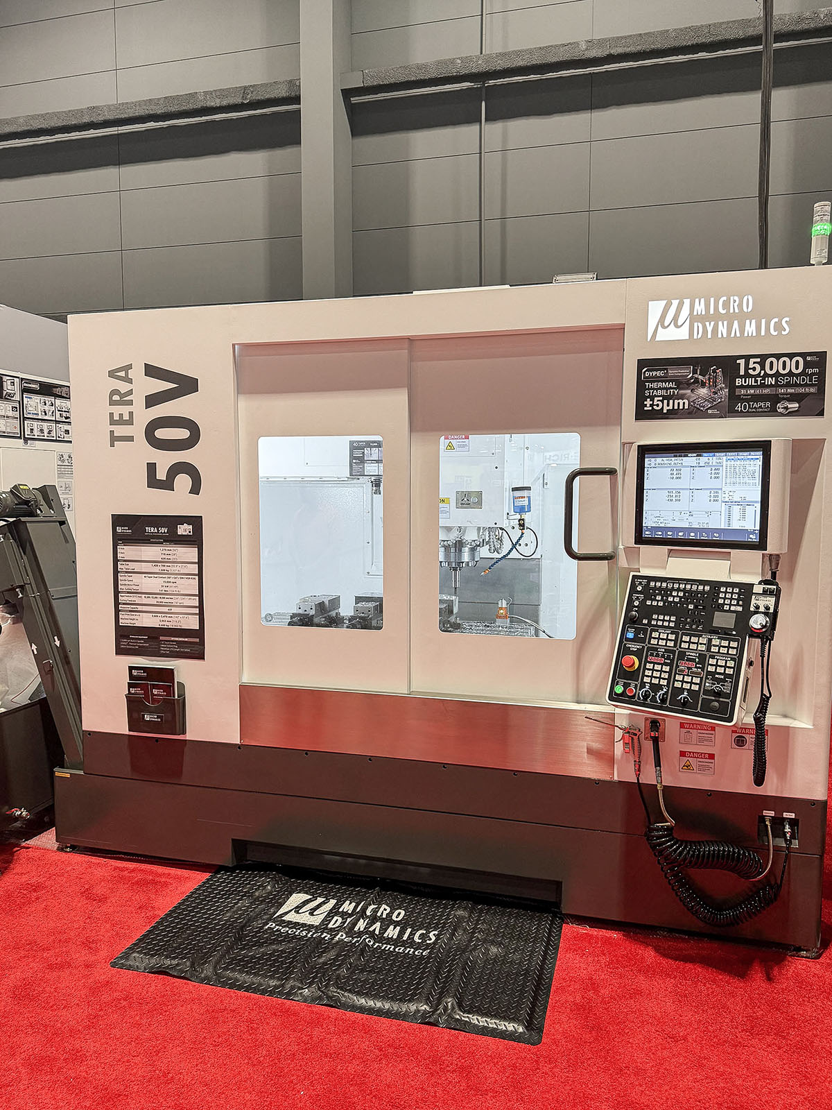 Vista frontal do centro de usinagem vertical Micro Dynamics TERA 50V na IMTS 2026